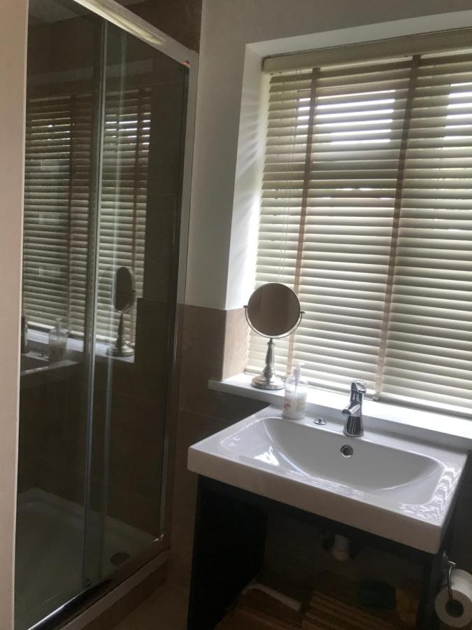 Large Private Room With En-Suite In The House For Professionals Staines-upon-Thames Exterior photo