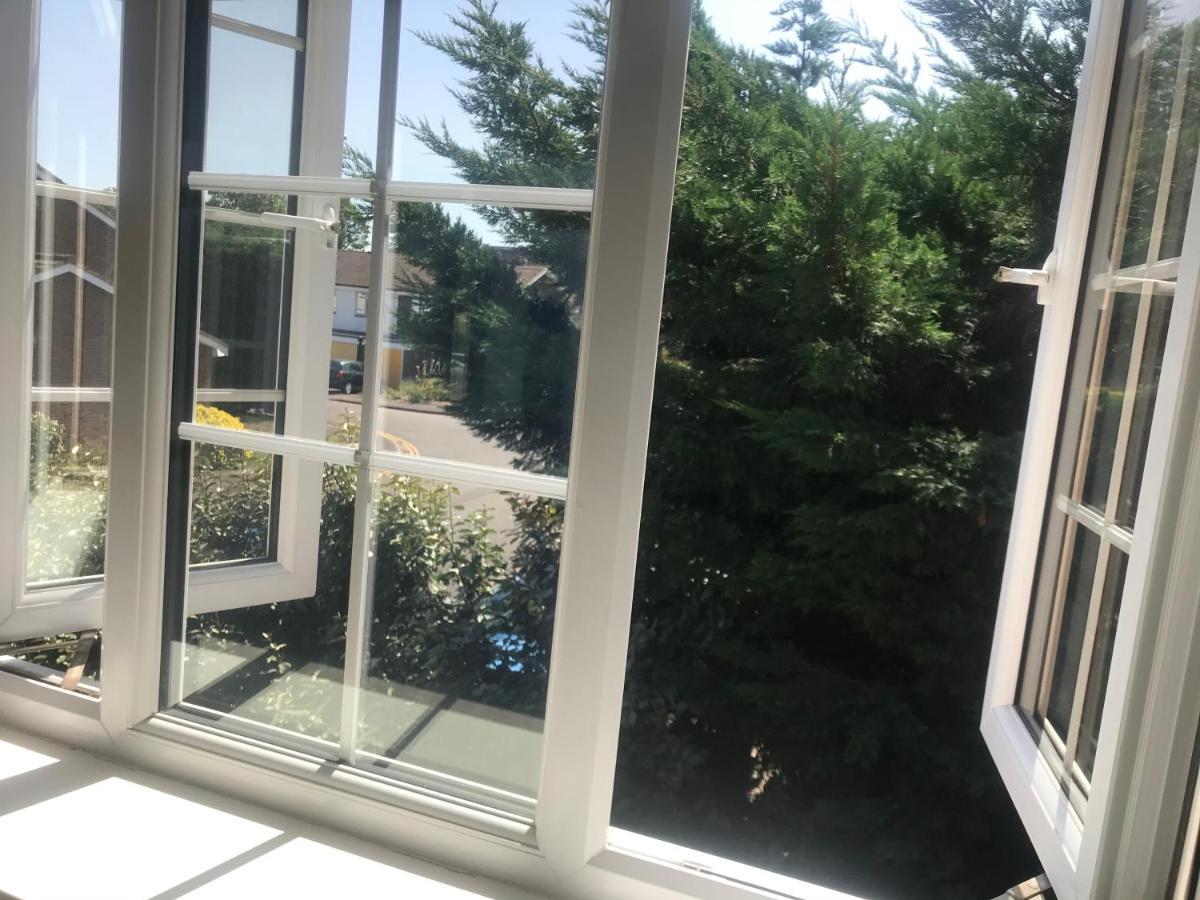 Large Private Room With En-Suite In The House For Professionals Staines-upon-Thames Exterior photo