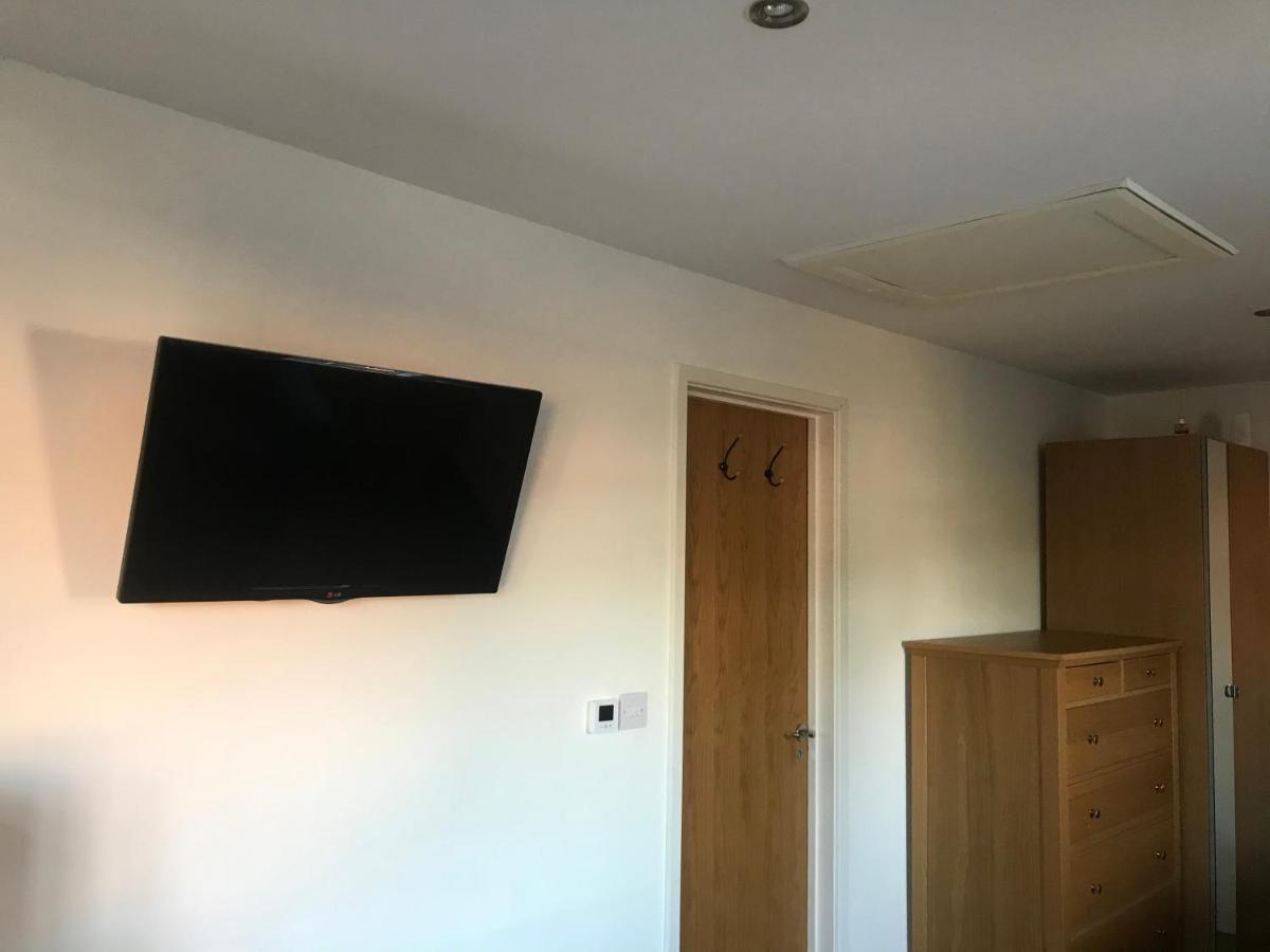 Large Private Room With En-Suite In The House For Professionals Staines-upon-Thames Exterior photo