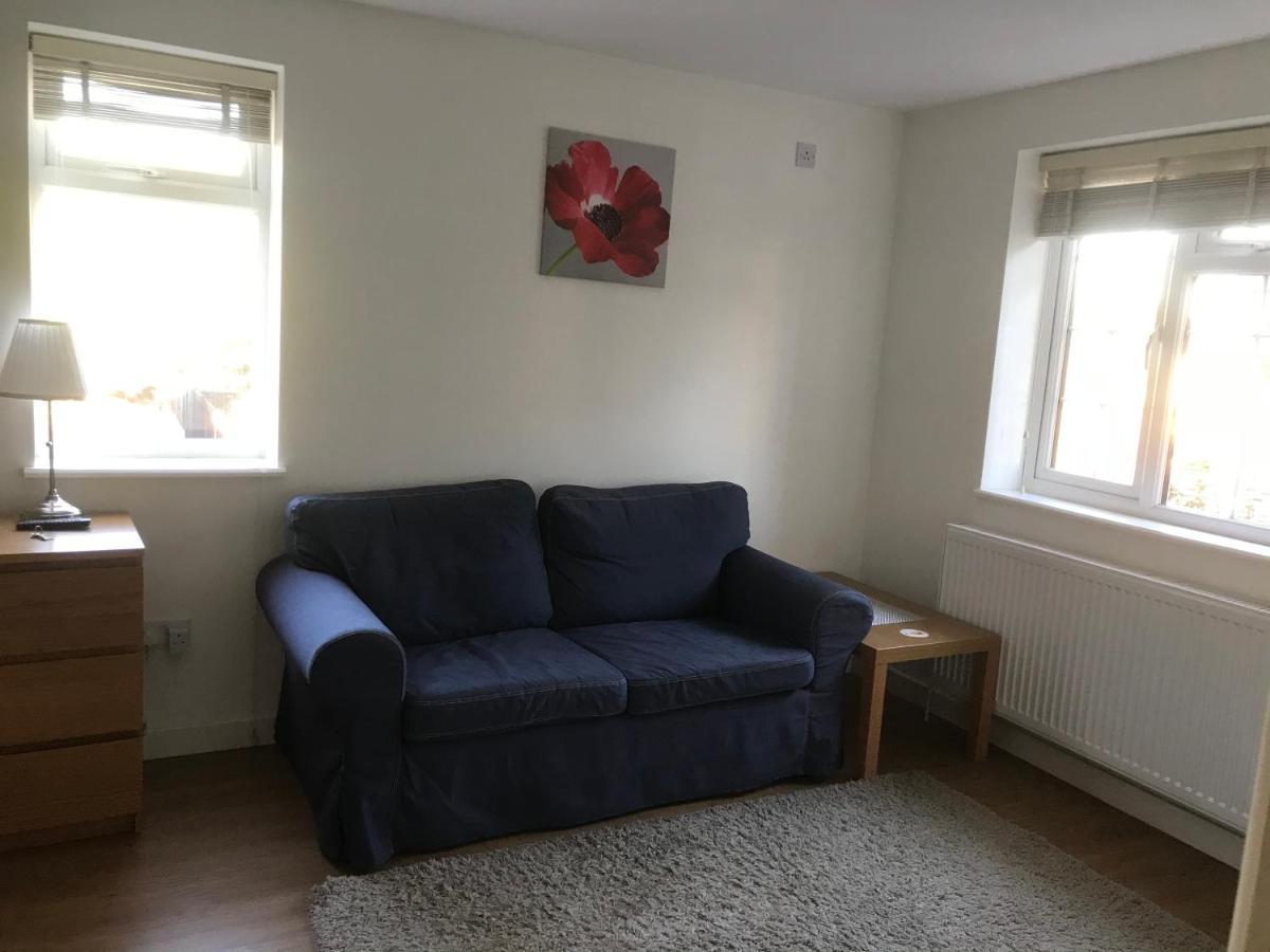 Large Private Room With En-Suite In The House For Professionals Staines-upon-Thames Exterior photo